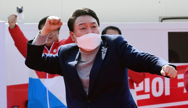 국민의힘 윤석열 대선후보가 3일 충남 공주시 금성동 공산성 앞 광장에서 열린 유세에 참석해 지지를 호소하고 있다. 2022.3.3 [공동취재] 연합뉴스