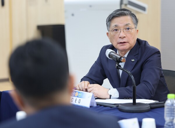 한국토지주택공사(LH) 이한준 사장이 8월 2일 오후 서울 강남구 LH 서울지역본부에서 열린 사장 주재 회의에서 최근 아파트 철근 누락 사태와 관련한 취재진 질문에 답하고 있다. 2023.8.2. 연합뉴스