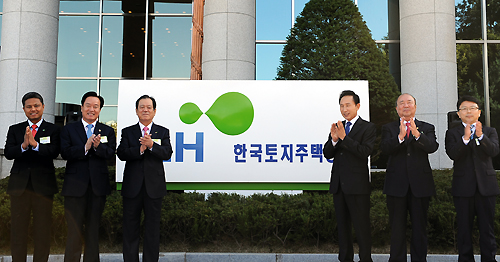 2009년 10월 1일 LH(한국토지주택공사) 출범식에 참석했던 이명박 대통령(오른쪽 세번째). 이 전 대통령은 이 자리에서 "민간과 경쟁하지 말라"고 발언, LH로 하여금 대장동 사업을 포기하게 하는 실마리를 제공했다. 청와대 제공