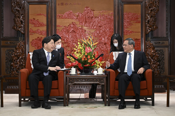 리창 중국 총리(오른쪽)와 하야시 요시마사 일본 외무상이 2일 중국 베이징에서 회담하고 있다. 일본 외무상이 중국을 방문한 것은 2019년 12월 이후 3년여 만이다. 2023.04.03 AP 연합뉴스