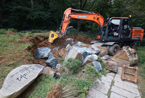 5일 오전 서울 중구 남산 일본군 위안부 기억의 터에 위치한 임옥상 작가의 '대지의 눈' 조형물이 철거되고 있다.2023.9.5.연합뉴스
