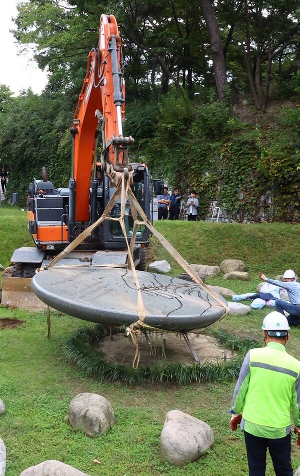 5일 오전 서울 중구 남산 일본군 위안부 기억의 터에 위치한 임옥상 작가의 '세상의 배꼽' 조형물이 철거되고 있다.2023.9.5. 연합뉴스