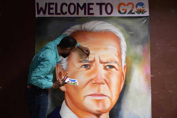 주요 20개국(G20) 정상회의 개막을 앞둔 5일(현지시간) 인도 펀자브주 암리차르에서 한 예술가가 조 바이든 미국 대통령 환영 그림을 그리고 있다. G20 정상회의는 오는 9일 개막하며 시진핑 중국 국가주석은 이번 회의에 불참한다는 의사를 밝혔다. 2023.09.05. AFP 연합뉴스