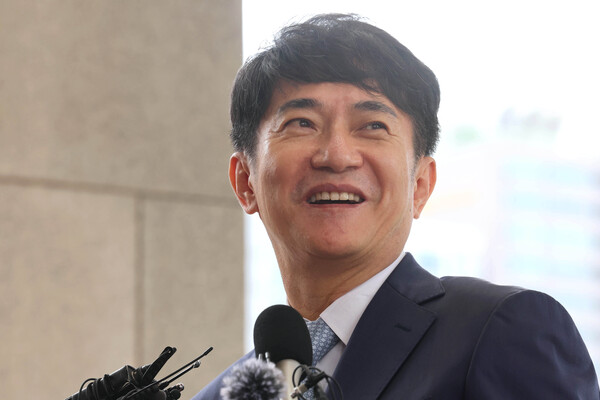 신임 대법원장 후보자인 이균용 서울고등법원 부장판사가 김명수 대법원장을 만나기 위해 23일 서울 서초구 대법원으로 들어서며 취재진의 질문에 답하고 있다. 2023.8.23 [공동취재] 연합뉴스