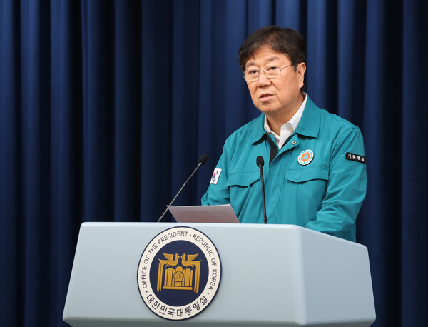 김대기 대통령 비서실장이 22일 서울 용산 대통령실 청사에서 이균용 신임 대법원장 후보자의 인선 배경에 관해 설명하고 있다. 윤석열 대통령은 이날 신임 대법원장 후보자로 이균용 서울고법 부장판사를 지명했다. 2023.8.22. 연합뉴스