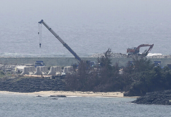 최고재판소 판결에 따라 공사를 재개할 수 있게 된 오키나와 나고 시의 헤노코 해안 미군기지 건설공사 현장. 2023.09.04. AP 교도 연합뉴스