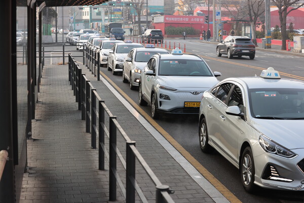 서울 중형택시 기본요금이 4800원으로 1000원 인상된 1일 오전 서울역 앞 택시 승강장이 기다리는 승객 없이 한산한 모습을 보이고 있다. 2023.2.1.연합뉴스
