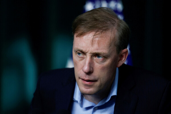 제이크 설리번 백악관 국가안보보좌관이 8월 18일 한미일 캠프 데이비드 정상회의와 관련한 브리핑을 하면서 심각한 표정을 짓고 있다. 2023.8.18. 로이터 연합뉴스 