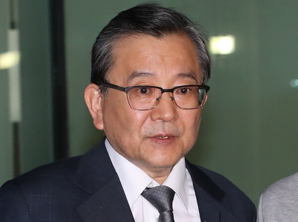 뇌물수수·성범죄 의혹으로 검찰 조사를 받은 김학의 전 법무부 차관이 10일 오전 법무부 검찰과거사위원회 수사권고 관련 수사단이 설치된 서울 송파구 서울동부지검을 나서고 있다. 2019.5.10. 연합뉴스