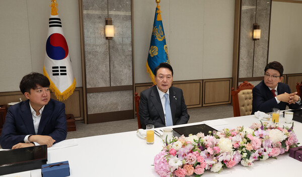 윤석열 대통령이 10일 오후 용산 대통령실 청사 대접견실에서 열린 국민의힘 지도부 초청 오찬 간담회에서 대화하고 있다. 왼쪽부터 이준석 대표, 윤 대통령, 권성동 원내대표. 2022.6.10. 연합뉴스
