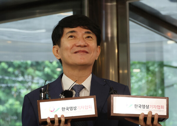 이균용 대법원장 후보자가 29일 오전 서울 서초구에 위치한 인사청문회 준비 사무실로 출근하며 취재진의 질문을 듣고 있다. 2023.8.29 [공동취재] 연합뉴스