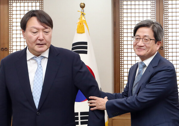 윤석열 신임 검찰총장이 26일 오후 서초동 대법원 접견실을 방문, 김명수 대법원장과 기념촬영을 준비하고 있다. 2019.7.26. 연합뉴스