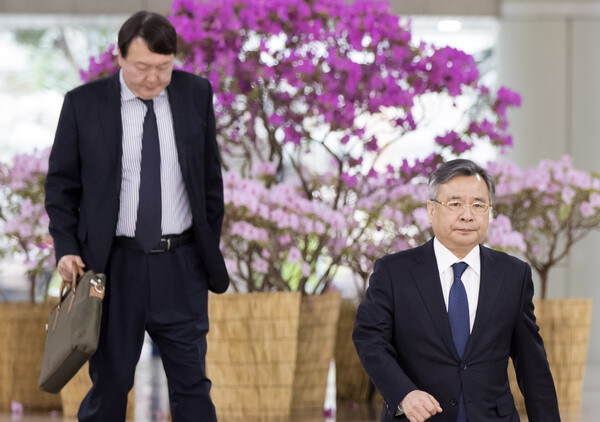 7일 서초구 서울중앙지법에서 열린 이재용 삼성전자 부회장의 첫 공판에 참석한 특별검사팀 박영수 특검과 윤석열 수사팀장이 휴정 시간에 법원을 나서고 있다. 2017.4.7. 연합뉴스 - 가방을 들고 박영수의 뒤를 따르는 윤석열의 모습은 두 사람의 긴밀한 관계를 상징하고 있다.