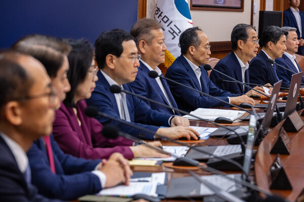 한덕수 국무총리가 5일 오전 서울 종로구 정부서울청사에서 열린 국무회의에 참석해 21대 마지막 정기 국회에서 정부가 추진하고 있는 정책 법안 처리에 관해 발언하고 있다. 2023.9.5. 연합뉴스