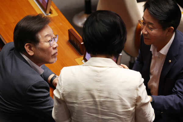 더불어민주당 이재명 대표가 8일 국회에서 열린 본회의 대정부질문에 참석, 의원들과 대화하고 있다. 2023.9.8. 연합뉴스