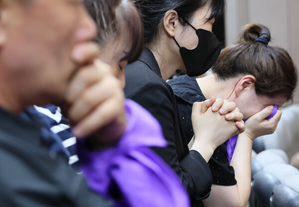 30일 오후 국회 본회의장을 찾은 이태원참사 유가족들이 특별법 패스트트랙(신속처리안건) 지정동의의 건 찬반 토론을 지켜보고 있다. 2023.6.30. 연합뉴스