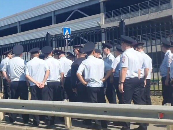 오는 10일 블라디미르 푸틴 러시아 대통령이 참석하는 동방경제포럼이 열리는 극동 연해주 블라디보스토크 루스키 섬의 극동대학. 7일 현지 경찰들이 배치돼 있다. 2023.9.7. 연합뉴스 