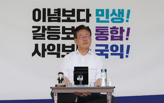 더불어민주당 이재명 대표가 지난달 31일 취임 1주년 기자간담회에서 "무능 폭력 정권을 향해 국민항쟁을 시작하겠다"며 국회 본청 앞에서 무기한 단식 농성에 돌입했다. 2023.8.31 연합뉴스