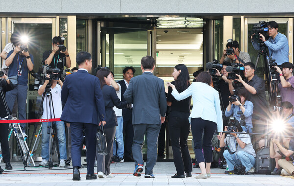 더불어민주당 이재명 대표가 '쌍방울 그룹 대북 송금' 의혹 관련 피의자 신분으로 조사를 받기 위해 9일 오전 경기도 수원시 영통구 수원지방검찰청으로 출석하고 있다. 2023.9.9. 연합뉴스