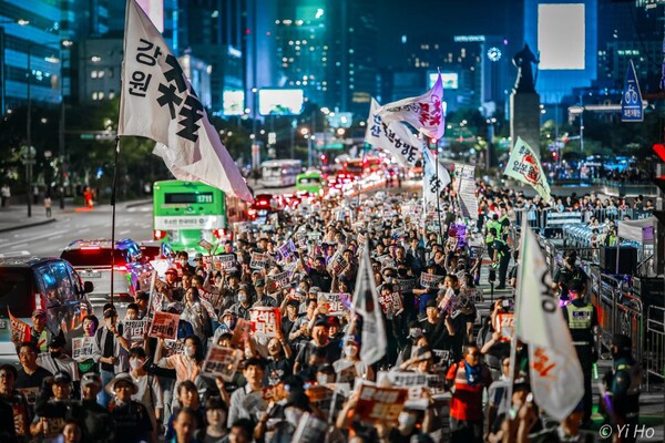 56차 촛불대행진에 참가한 시민들이 9일 광화문 광장 옆을 행진하고 있다. 2023.9.9. 이호 사진작가