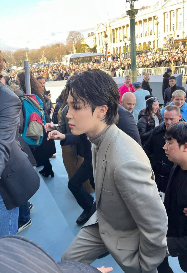 지난 1월 20일 프랑스 파리의 패션 쇼 회장에 나타난 BTS 멥버 지민을 보기 위해 몰려든 사람들이 인산인해를 이루고 있다.