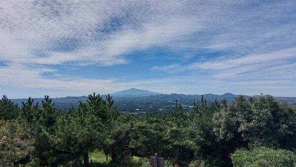 제주도 동쪽 오름인 대수산봉에서 바라본 한라산. 한라산 북쪽은 제주시, 남쪽은 서귀포시다. © 이봉수