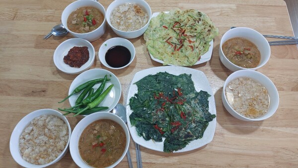 키아오라리조트 우영팟에서 따온 애호박으로 된장찌개를 끓이고 고추 호박 깻잎으로는 호박전과 깻잎전을 부쳤다. © 이봉수