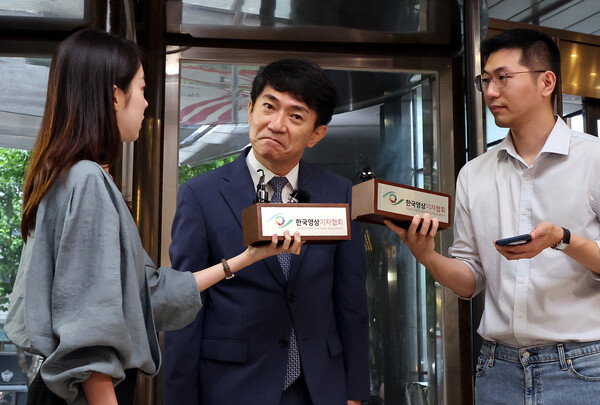 이균용 대법원장 후보자가 29일 오전 서울 서초구에 위치한 인사청문회 준비 사무실로 출근하며 취재진의 질문을 듣고 있다. 2023.8.29 [공동취재] 연합뉴스