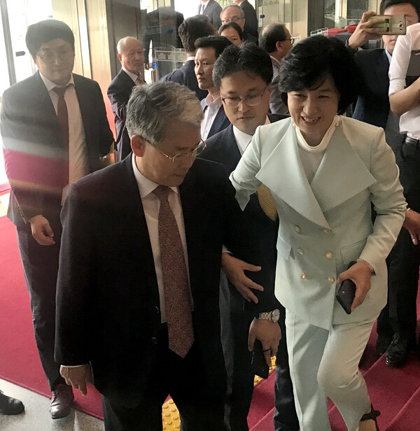 더불어민주당 추미애 대표가 김명수 대법원장 후보자 임명동의안 표결을 앞둔 21일 국회 본관에서 국민의당 김동철 원내대표와 만나 팔짱을 끼고 있다. 2017.9.21. 연합뉴스