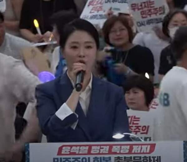 5일 국회 본청 앞 계단에서 열린 촛불문화제에서 사회를 보고 있는 이경 더불어민주당 상근부대변인. 2023.9.5. 이재명TV 갈무리