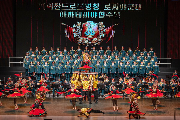북한의 정권창건 기념일인 9·9절을 축하하기 위해 방문한 러시아 군의 알렉산드로프 앙상블 예술단이 11일 동평양대극장에서 공연을 하고 있다. 2023.9.11. TASS 연합뉴스