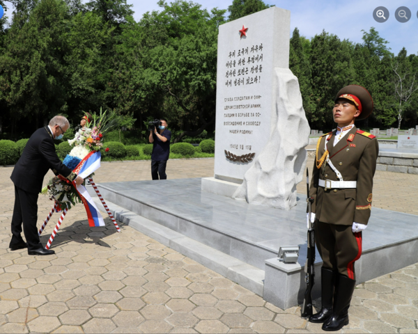 알렉산드르 마체고라 주북 러시아 대사가 9일 '러시아의 날'을 맞아 평양 사동구역에 있는 소련군 전사자 묘지에 헌화하고 있다. 2023.6.9.  주북한 러시아 대사관 페이스북 