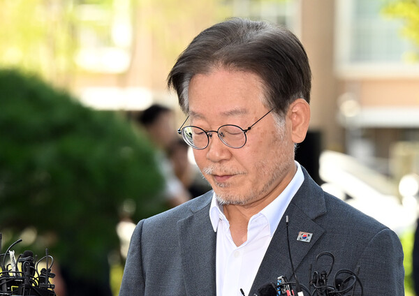 더불어민주당 이재명 대표가 '쌍방울 그룹 대북 송금' 의혹 관련 피의자 신분으로 조사를 받기 위해 12일 오후 경기도 수원시 영통구 수원지방검찰청으로 출석하고 있다. 2023.9.12 [공동취재] 연합뉴스