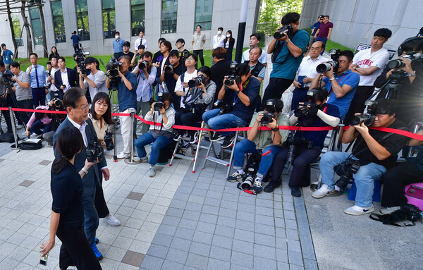 더불어민주당 이재명 대표가 '쌍방울 그룹 대북 송금' 의혹 관련 피의자 신분으로 조사를 받기 위해 12일 오후 경기도 수원시 영통구 수원지방검찰청으로 출석하고 있다. 2023.9.12 [공동취재] 연합뉴스