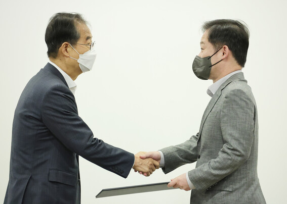 한덕수 국무총리가 지난해 10월 26일 서울 중구 대한상의에서 열린 제7차 청년정책조정위원회 전체회의에 참석해 신지호 신임 부위원장에게 위촉장을 수여하고 있다. 2022.10.26 연합뉴스