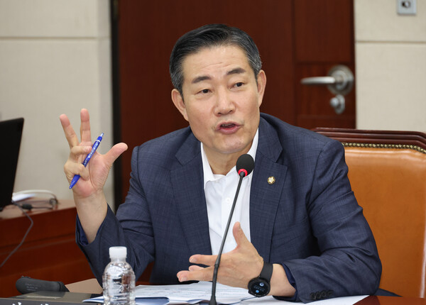 국민의힘 신원식 의원이 6일 국회에서 열린 국방위원회에서 발언을 하고 있다. 2023.9.6. 연합뉴스