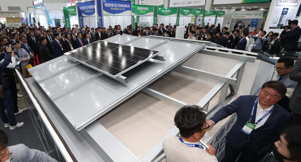 대구 북구 엑스코에서 4월 12일 개막한 2023 그린에너지엑스포에서 최신 그린에너지 기술이 담긴 태양광 모듈이 선보이고 있다. 2023.4.12. 연합뉴스