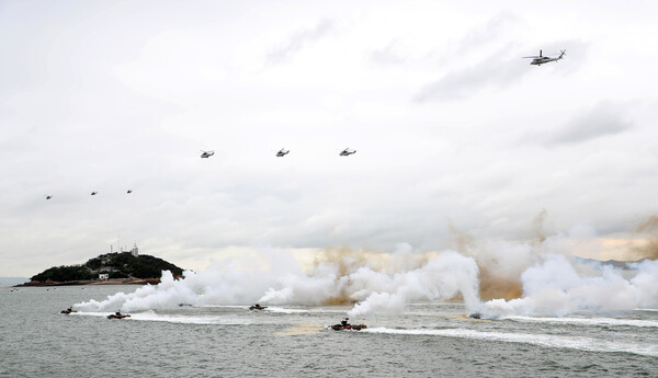 5일 인천항 수로 및 팔미도 근해에서 열린 제73주년 인천상륙작전 시연행사에서 상륙돌격장갑차(KAAV)가 연막탄을 쏘며 상륙해안으로 돌격하고 있다. 2023.9.15 [대통령실통신사진기자단]. 연합뉴스
