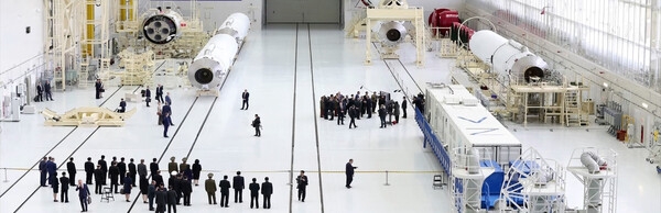 러시아를 방문 중인 김정은 북한 국무위원장이 지난 13일 러시아 아무르주 보스토치니 우주기지에서 블라디미르 푸틴 러시아 대통령과 상봉했다고 조선중앙TV가 14일 보도했다. 김 위원장이 푸틴과 함께 우주기지를 참관하고 있다. [조선중앙TV 화면] 2023.9.14. 연합뉴스