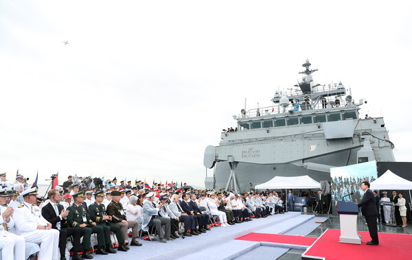윤석열 대통령이 15일 인천항 수로 및 팔미도 근해 노적봉함에서 열린 제73주년 인천상륙작전 전승기념식에서 기념사를 하고 있다. 2023.9.15 [대통령실통신사진기자단]. 연합뉴스