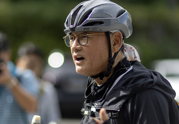 유인촌 문화체육관광부 장관 후보자가 14일 오전 서울 종로구에 마련된 청문회 준비 사무실로 출근하며 취재진 질문에 답하고 있다. 2023.9.14. 연합뉴스