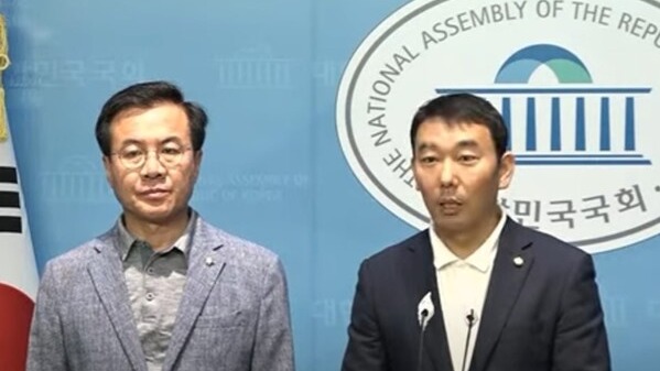 윤영덕 의원(왼쪽)과 김용민 의원이 15일 국회 소통관에서 열린 기자회견에서 검사 탄핵안 발의에 대해 설명하고 있다. 2023.9.15. 서울의소리 유튜브 채널 갈무리