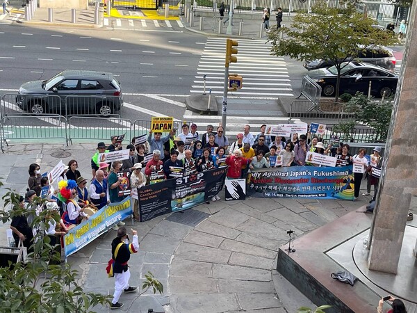 미국 동포들이 16일 오후(현지 시간) 일본총영사관과 UN본부가 있는 미국 뉴욕의 맨해튼에서 후쿠시마 핵오염수 반대 집회를 열고 있다. 해외촛불행동