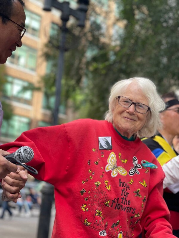  트리나 폴러스 여사가 발언하기 위해 마이크를 건네받고 있다. 해외촛불행동