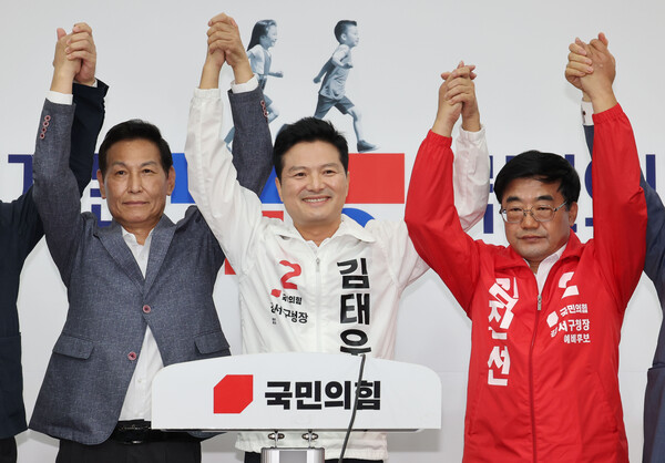 김태우 전 강서구청장이 17일 국회에서 열린 '국민의힘 서울 강서구청장 보궐선거 경선 결과 발표'에서 후보자로 확정된 후 포즈를 취하고 있다. 2023.9.17 [공동취재] 연합뉴스