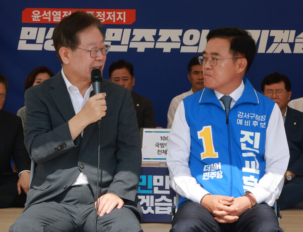 더불어민주당 이재명 대표(왼쪽)가 6일 오전 서울 국회 앞 단식투쟁천막에서 열린 강서구청장 보궐선거 후보자 공천장 수여식에서 진교훈 후보에게 이야기를 하고 있다. 2023.9.6. 연합뉴스