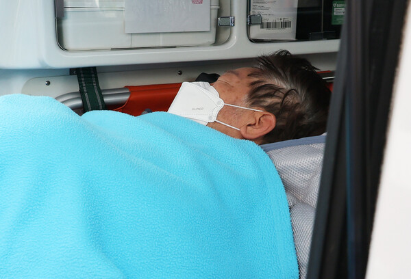 단식 중 건강 악화로 18일 여의도 성모병원에서 응급치료를 받은 더불어민주당 이재명 대표가 같은 날 타병원 이송을 위해 응급차에 탑승하고 있다. 2023.9.18. 연합뉴스