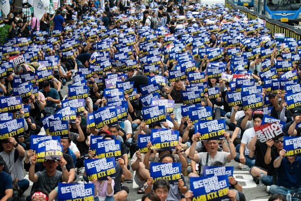 철도 총파업 승리 결의대회에 참가한 1만여 조합원(사진: 노동과세계)