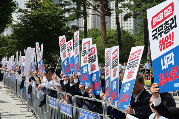 더불어민주당 의원들이 18일 서울 용산구 대통령실 앞에서 윤석열 정권 국정 전면 쇄신 및 국무총리 해임·내각 총사퇴를 촉구하는 인간 띠 잇기 피켓시위를 펼치고 있다. 2023.9.18. 연합뉴스