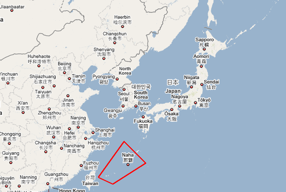 붉은 선 안쪽이 오키나와 열도. 규슈에서 대만까지 길게 섬들이 늘어서 있다. 일본영토면적의 0.6%인 오키나와 본섬에 주일 미군기지의 75%가 집중돼 있다.